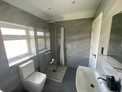 Impeccable Holiday House in London Sleeps four - image 6