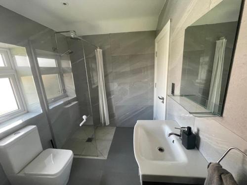 Impeccable Holiday House in London Sleeps four - image 8