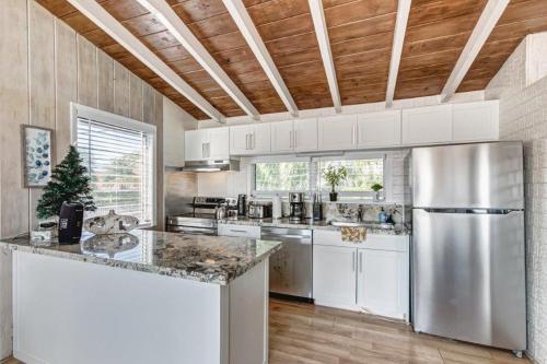 Beautifully Renovated 5 Bedroom with Guest House home in West Palm Beach, USA