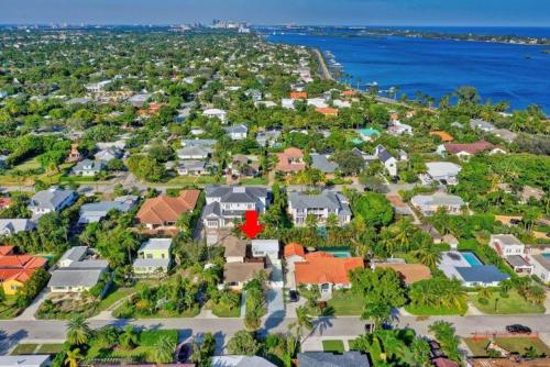 Beautifully Renovated 5 Bedroom with Guest House home in West Palm Beach, USA