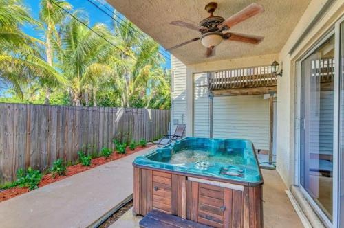 Beautifully Renovated 5 Bedroom with Guest House home in West Palm Beach, USA