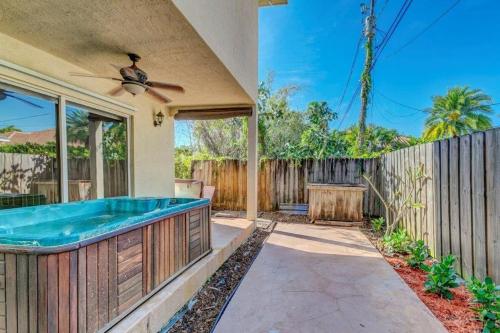 Beautifully Renovated 5 Bedroom with Guest House home in West Palm Beach, USA