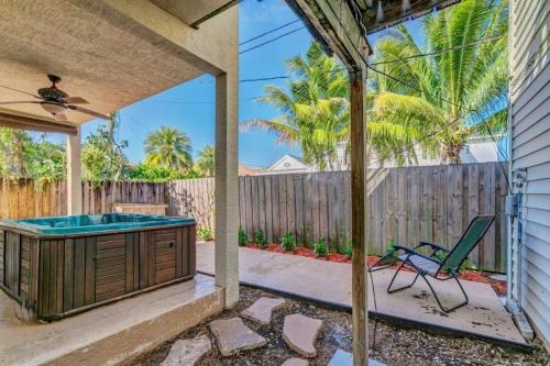 Beautifully Renovated 5 Bedroom with Guest House home in West Palm Beach, USA