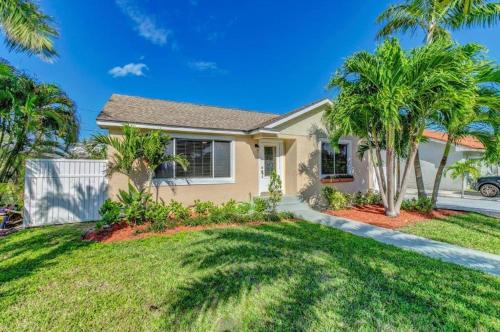 Beautifully Renovated 5 Bedroom with Guest House home in West Palm Beach, USA