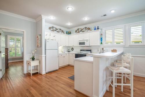 Beautiful 2BR 2BA Lakeside Villa with Lake Views in Pawleys Island, USA