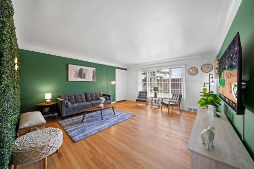 DT Green Haven 4-Bed Sanctuary in Vibrant Loco