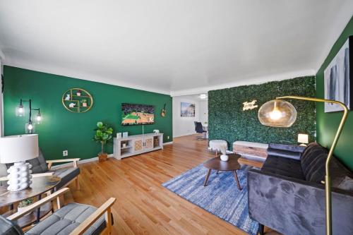 DT Green Haven 4-Bed Sanctuary in Vibrant Loco thumb 2