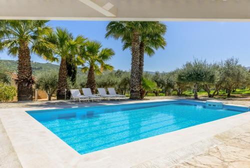 The Olive Grove Cottage with private swimming pool