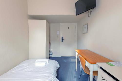 Single Room with Shared Shower and Toilet image 6