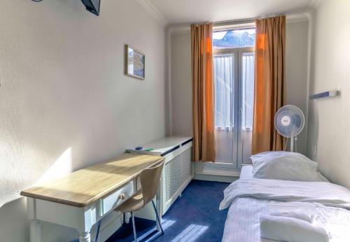 Single Room with Shared Shower and Toilet image 7
