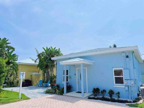 Hidden Beach Bungalow in New Smyrna Beach, USA