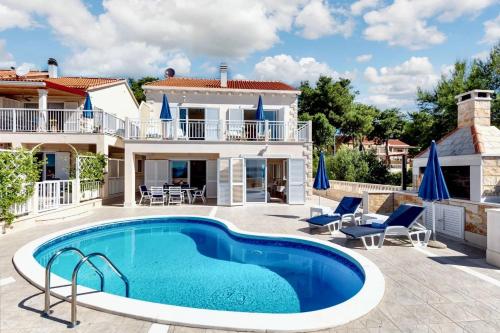 Elegant Villa in Brac with Private Pool - Accommodation - Sumartin