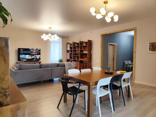 HYGGE HOME уютный коттедж с террасой и баней для проживания нескольких семей (HYGGE HOME уютныи коттедж с террасои и банеи для проживания нескольких семеи) in Beskajnara