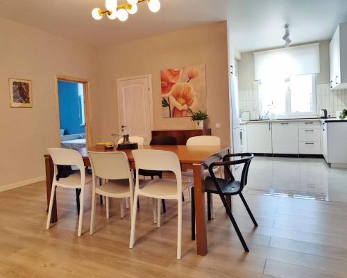 HYGGE HOME уютный коттедж с террасой и баней для проживания нескольких семей (HYGGE HOME уютныи коттедж с террасои и банеи для проживания нескольких семеи) in Beskajnara