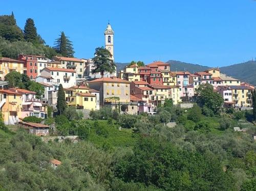 Camera tra le Cinque Terre, Camogli e Portofino. Vista valle e scorcio mare all'orizzonte