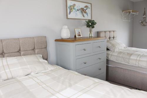 Seabreeze Cottage 2 bedroom - Sleeps 6 - Bron-Y-Wendon Holiday Park