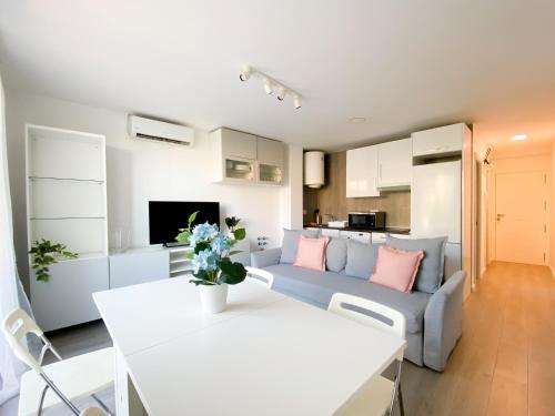 Pedregalejo Home: Cafés Near & Work-Friendly Space