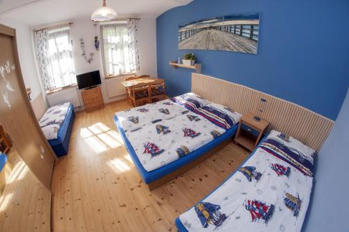 1 double bed, 1 bunk bed