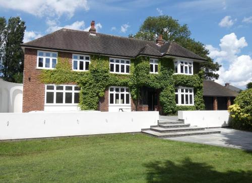 Luxury House with Swimming Pool