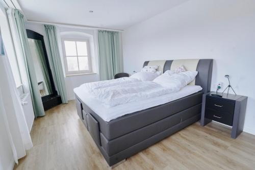 1 king bed, 1 sofa bed