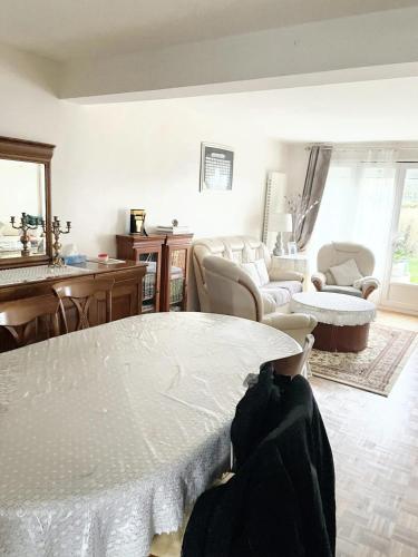 Villa de 4 chambres avec jardin clos et wifi a Elancourt - Location, gîte - Élancourt