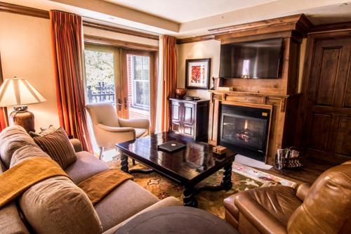 Aspen Mountain Residences, Luxury 2 BR Residence 15,1 Block from Ski Lifts