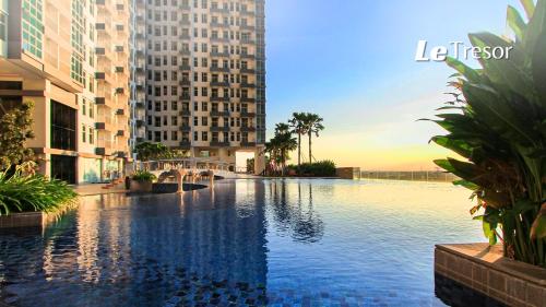 A szálláshely kívülről, 27 négyzetméteres, 1 hálószobás Apartman 1 fürdőszobával Dukuh Pakis területén (Le Tresor Benson Apartment at Supermal Pakuwon) near Lenmarc Mall