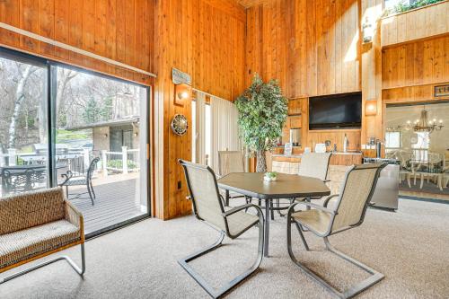 Bloomfield Retreat with Pool 6 Mi to Riverside Park in บลูมฟิลด์ฮิลล์