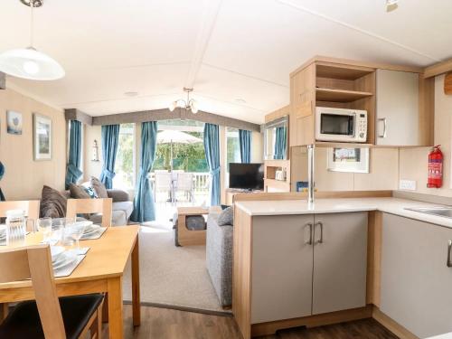 5 Berth 3 Bedroom Caravan Holiday Home In Fritton
