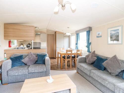 5 Berth 3 Bedroom Caravan Holiday Home In Fritton