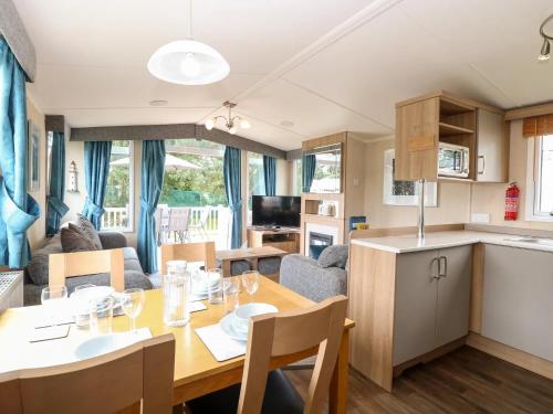 5 Berth 3 Bedroom Caravan Holiday Home In Fritton