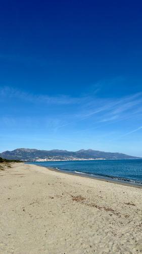 Maison en bord de mer, Plage de la Marana en Corse - Location, gîte - Borgo