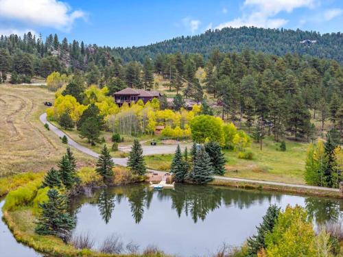 Lone Rock Mountain Retreat w Views & Private Lake in Bailey, USA