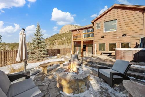 Lone Rock Mountain Retreat w Views & Private Lake in Bailey, USA