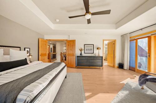 Lone Rock Mountain Retreat w Views & Private Lake in Bailey, USA
