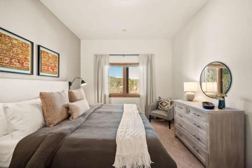 Lone Rock Mountain Retreat w Views & Private Lake in Bailey, USA