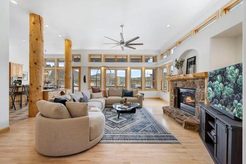 Lone Rock Mountain Retreat w Views & Private Lake in Bailey, USA