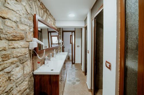 Баня, Berat Backpackers Hostel in Берат