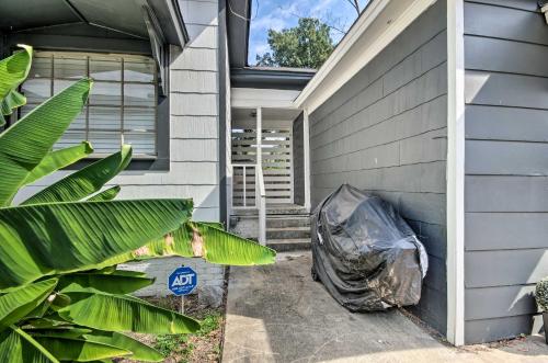 Greenwood Studio Cottage < 1 Mi to Downtown! in 布拉斯顿(MS)