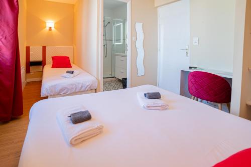 1 queen bed, 1 twin bed