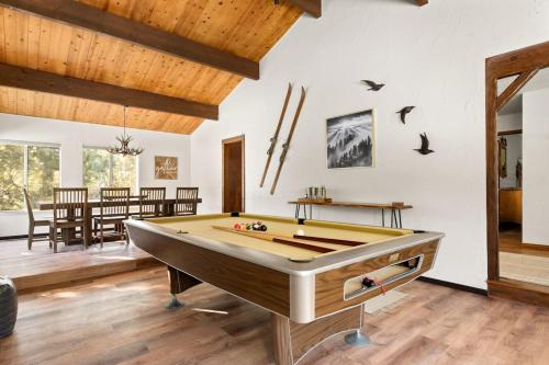 Alpine Bliss Chalet in Big Bear Lake, USA