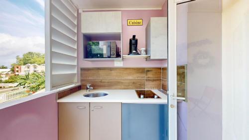dapur, 150 de Grey Studio pour 2 avec SPA, Vue sur mer in La Trinite