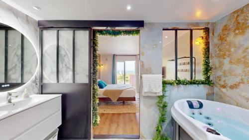 tab panas, 150 de Grey Studio pour 2 avec SPA, Vue sur mer in La Trinite
