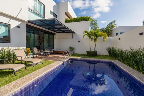 Casa 4 recamaras, alberca, terraza y club playa. in Cruz de Huanacaxtle, Mexico
