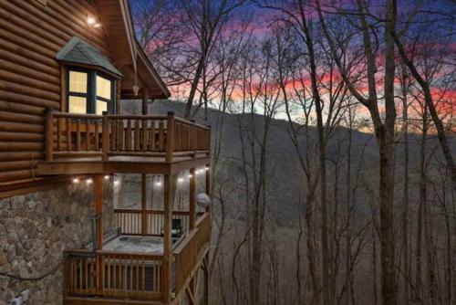 Firefly Lodge, hot tub, games, mountain views in Bryson City, USA