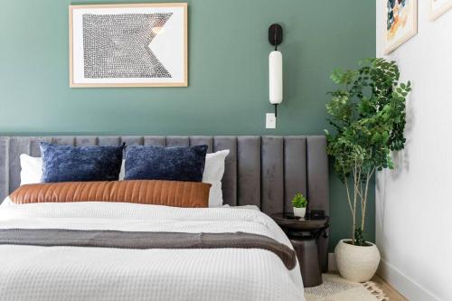 The Luxx - ALL NEW / 4 BD / Poolside / Hot Tub / Lake View