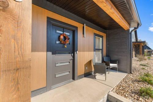 The Luxx - ALL NEW / 4 BD / Poolside / Hot Tub / Lake View