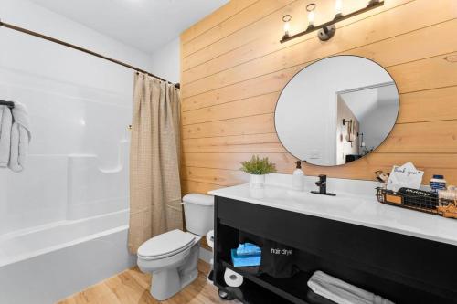 The Luxx - ALL NEW / 4 BD / Poolside / Hot Tub / Lake View