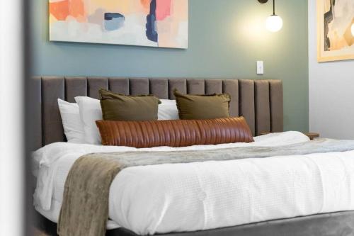 The Luxx - ALL NEW / 4 BD / Poolside / Hot Tub / Lake View