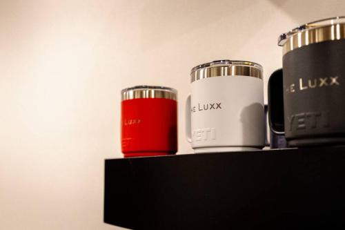 The Luxx - ALL NEW / 4 BD / Poolside / Hot Tub / Lake View